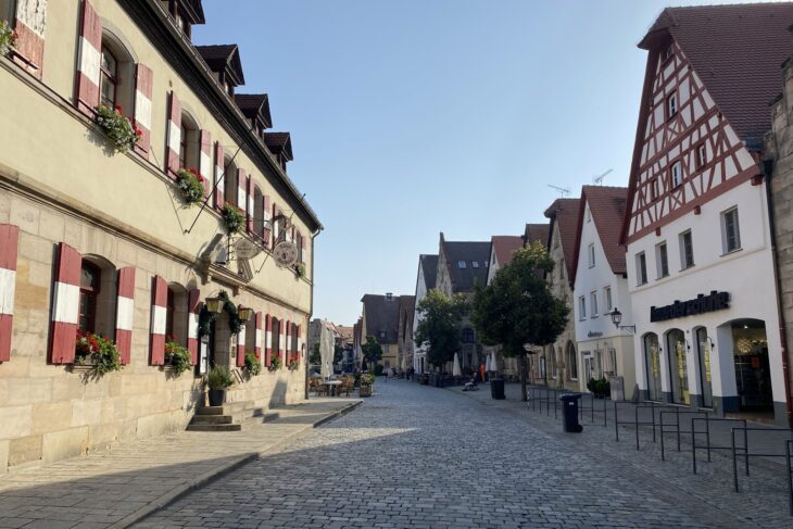 Die südliche Fahrspur (im Foto zwischen dem Alten Rathaus und der Häuserzeile auf der rechten Seite) wird barrierefrei umgestaltet. In der kommenden Woche beginnen dafür in Lauf die Arbeiten.