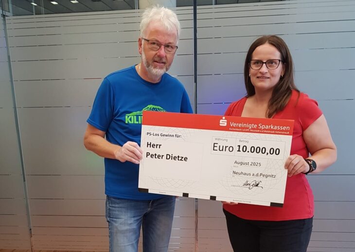 Im Namen der Geschäftsleitung gratulierte Kundenberaterin Maria Barth Peter Dietze zu seinem Gewinn und übergab ihm symbolisch einen großen Scheck.