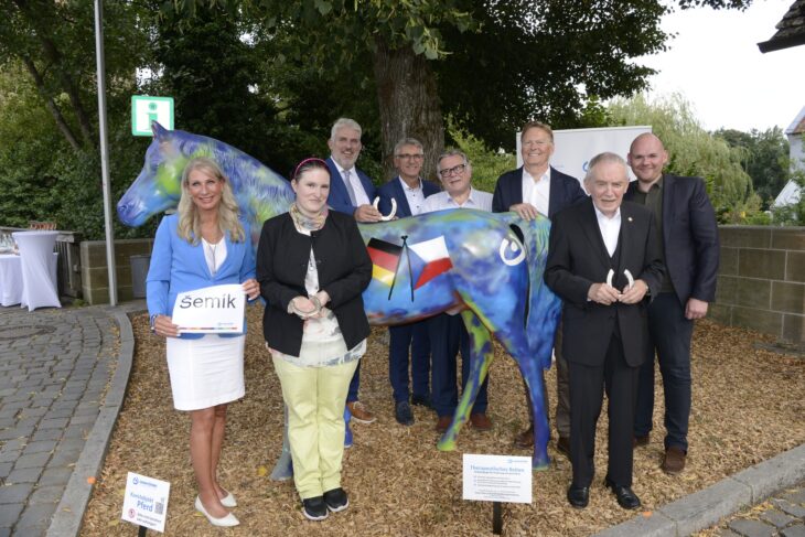 Karin Baumüller-Söder, Lydia Stähle, Bürgermeister Thomas Lang, Helmut Brückner, Gerhard John, Norbert Dünkel, Hanspeter Schmidt und Dennis Kummarnitzky (von links) bei der Enthüllung des Kunstpferds der Lebenshilfe vor der Laufer Wenzelburg.