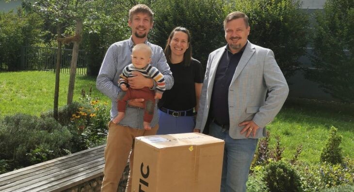 Allianzvorsitzender Martin Tabor und ILEK-Umsetzungsbegleitung Theresa Loos überreichen das Stand-up-paddle-Board.