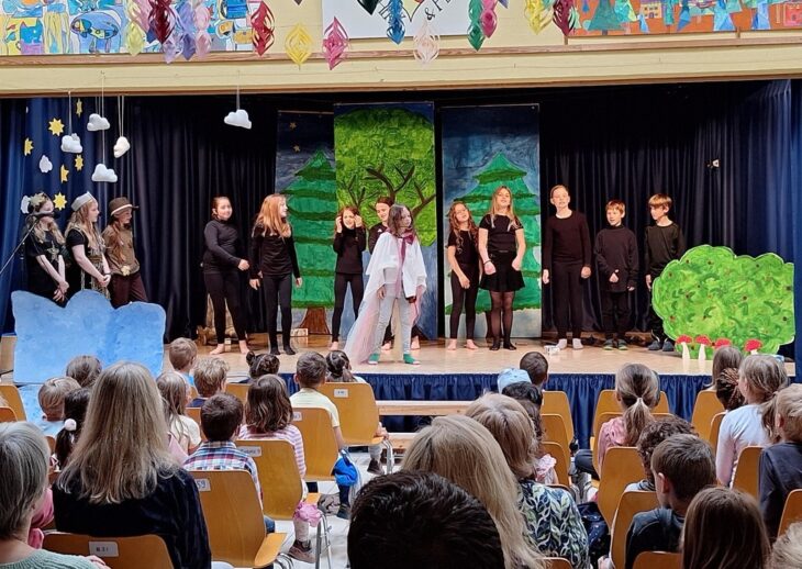 Auch die Aufführung eines Sommermusicals gehörte zu den Feierlichkeiten. Sie fand bereits Anfang Juni im Schulhaus am Bühler Berg statt.
