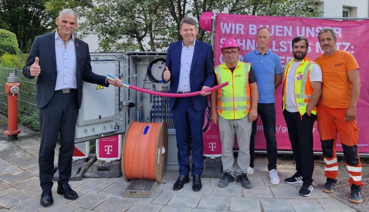 Startschuss für den Ausbau in Schwaig mit Thomas Vollrath (links) von der Telekom, Schwaigs Bürgermeister Thomas Wittmann, drei Vertretern der Baufirma O.S.T. sowie Christian Hupfer von der Gemeinde Schwaig.