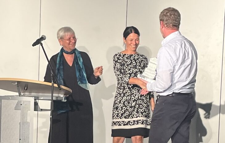 Christina Pfeil (Mitte), stellvertretende Schulleiterin des Geschwister-Scholl-Gymnasiums, erhielt aus der Hand von Bernd Wachter vom Rotary Club Nürnberger Land den „Ulrich-Griebel-Preis“.