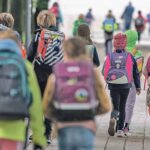 Er muss gut sitzen, darf nirgendwo drücken – und das Kind soll ihn cool finden. Es ist gar nicht so leicht, den richtigen Schulranzen zu finden. Foto: Peter Kneffel/dpa