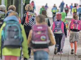 Er muss gut sitzen, darf nirgendwo drücken – und das Kind soll ihn cool finden. Es ist gar nicht so leicht, den richtigen Schulranzen zu finden. Foto: Peter Kneffel/dpa