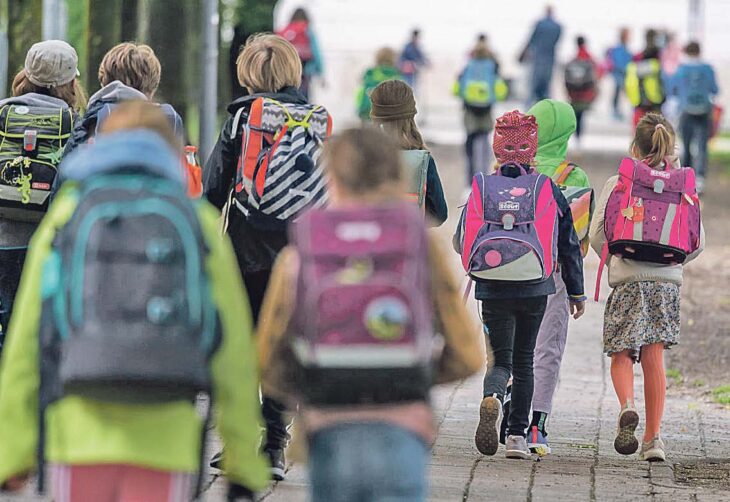 Er muss gut sitzen, darf nirgendwo drücken – und das Kind soll ihn cool finden. Es ist gar nicht so leicht, den richtigen Schulranzen zu finden. Foto: Peter Kneffel/dpa