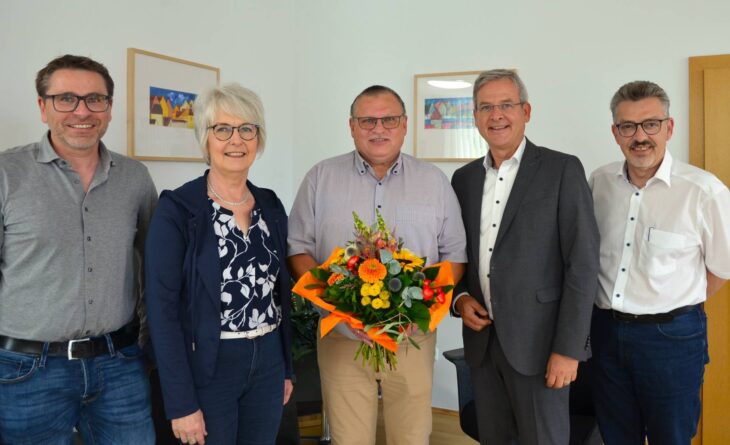 Das Foto zeigt von links Kämmerer Wolfgang Klebl, Christl Schäfer-Geiger vom Personalrat, Hubert Seidler, Bürgermeister Robert Ilg und Geschäftsleiter Karlheinz Wölfel.