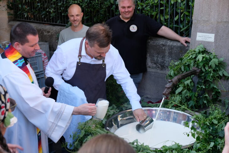 Bürgermeister Martin Tabor beim Bier schöpfen.