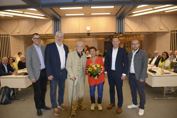 Gerhard Onderka (3. von links) neben seiner Lebensgefährtin und den Gratulanten Bundestagsabgeordneter Bürgermeister Thomas Lang, Landrat Armin Kroder sowie Landtagsabgeordneter Felix Locke (von links).