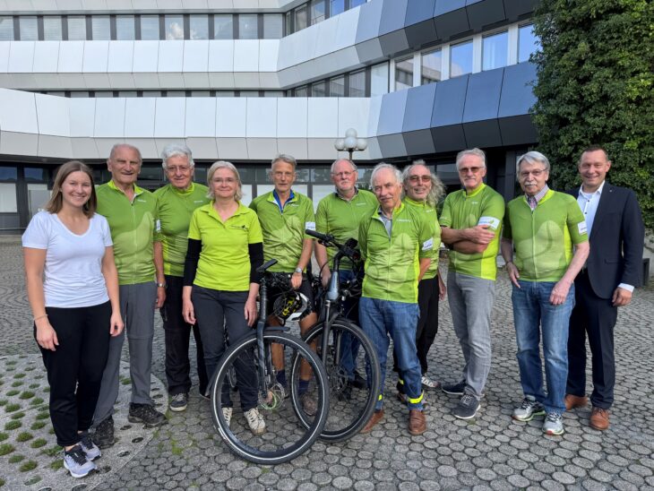 Die Radwegpaten mit ihren neuen Radtrikots. Von rechts: Landrat Armin Kroder, Werner Hackner, Edwin Schirach, Wolfgang Loos, Ehrenfried Vogel, Siegfried Schmutzler, Bernhard Wöll, Verena Loibl (LRA, Radverkehrsbeauftragte), Richard Hörner, Gerhart Wild, Carla Trescher (LRA, Tourismus).
