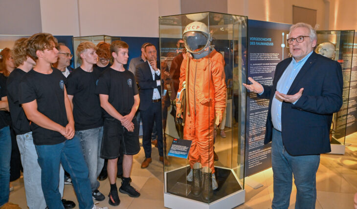 Ein sowjetischer Originalanzug, der 1962/63 von einer Kosmonautin im Training getragen wurde. Er ist die weiblich geschnittene Variante des Raumanzuges, den Juri Gagarin 1961 beim ersten Flug eines Menschen ins All getragen hat.