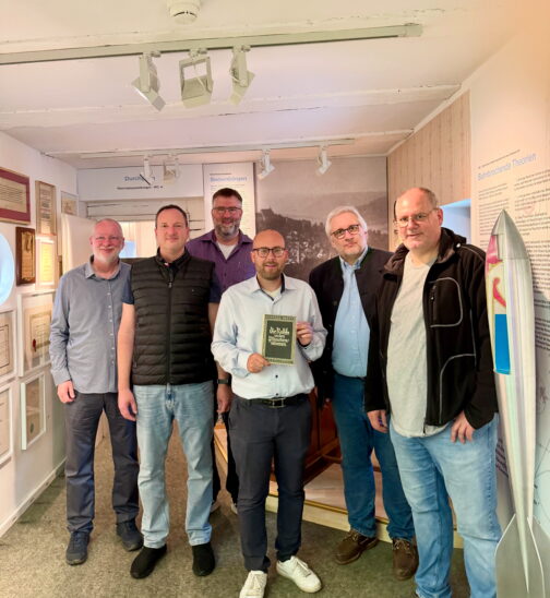 Landtagsabgeordneter Felix Locke (Mitte) während seines Besuchs im Hermann-Oberth-Raumfahrtmuseum in Feucht.