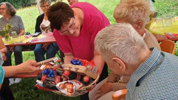 Mitarbeiterin Susann Gahner überreichte das Geschenk an Jubilar Erich Schiller.