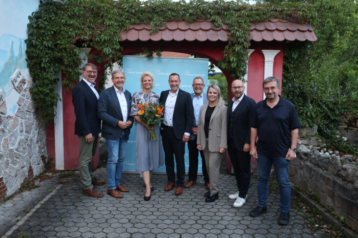 Zu sehen sind (von links) Kreisgeschäftsführer Richard Zimmermann, Kreisfraktionssprecher Robert Ilg, Britta Kroder, Landrat und Landratskandidat Armin Kroder, stellvertretender Kreisvorsitzender Klaus Albrecht, Kreisvorsitzende Julia Bürner, Landtagsabgeordneter Felix Locke und stellvertretender Kreisvorsitzender Ralf Schabik.