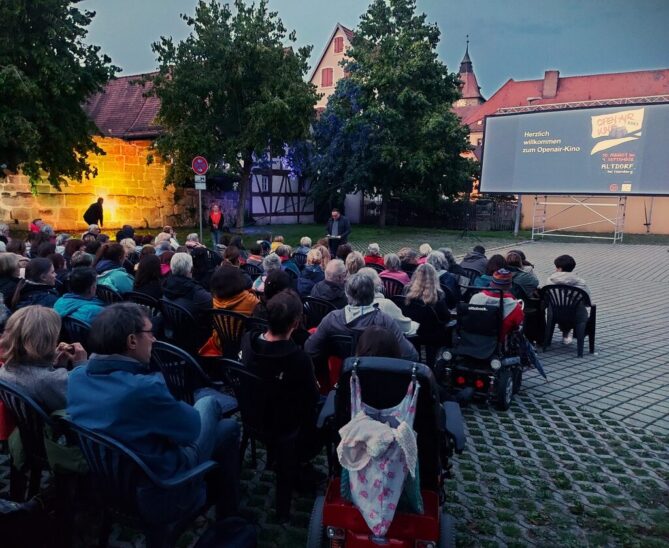 Vom 2. bis zum 13. September verwandelt sich der Parkplatz in der Altdorfer Neubaugasse wieder in das beliebte Open-Air-Kino.