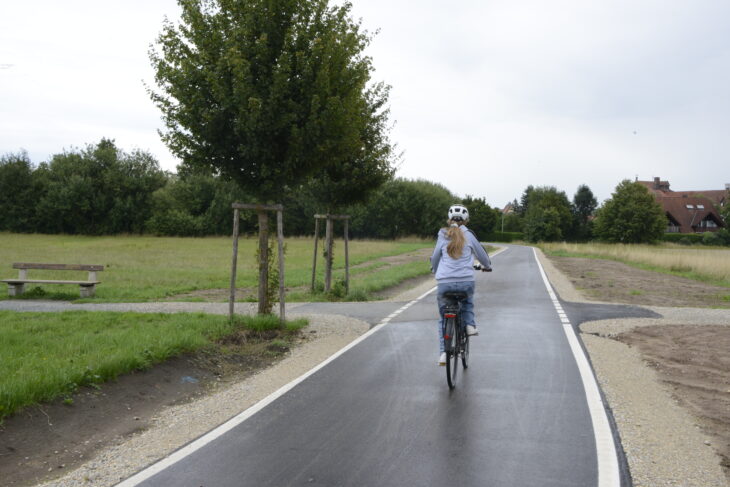Der Geh- und Radweg über die Heldenwiese, der als Teil des Schulwegekonzepts für Lauf rechts umgesetzt wurde, kann bereits verwendet werden.