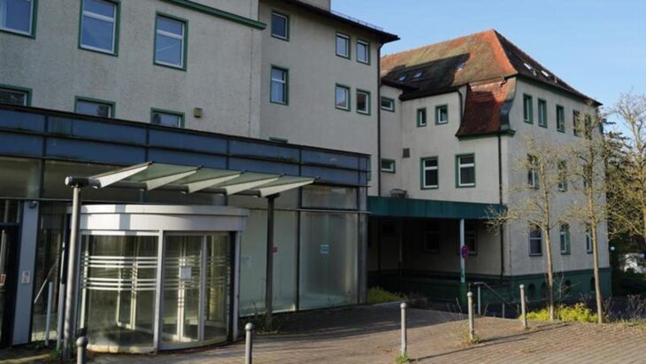 Die Unbekannten verschafften sich in der Nacht von Dienstag, 5. August, auf Mittwoch, 6. August, Zugang zum ehemaligen Hersbrucker Krankenhaus in der Großviehbergstraße, das seit geraumer Zeit leer steht.