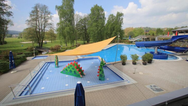In der Nacht von 8. auf 9. August 2025 drangen Unbekannte ins Hersbrucker Freibad ein und hinterließen dort beträchtlichen Schaden.