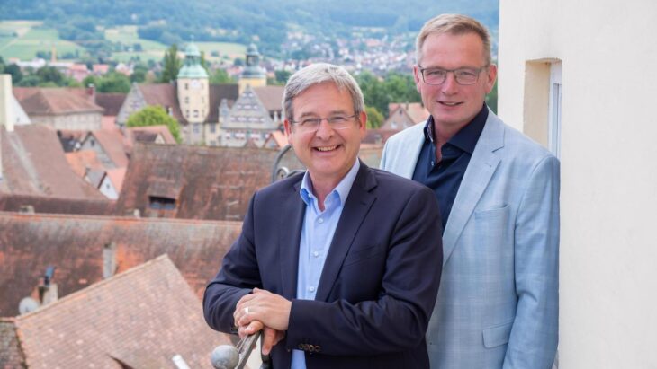 Bürgermeister Robert Ilg und sein Stellvertreter Peter Uschalt auf dem Rathausturm der Stadt Hersbruck.