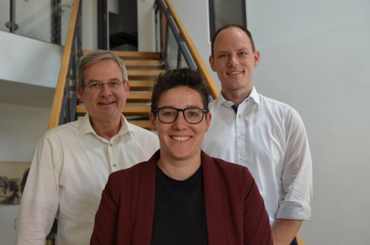 Führungswechsel in der Fackelmann Therme: Bürgermeister Robert Ilg mit der neuen Betriebsleiterin Lena Schleyer und dem bisherigen Geschäftsführer Kai Hoffmann (v. links).