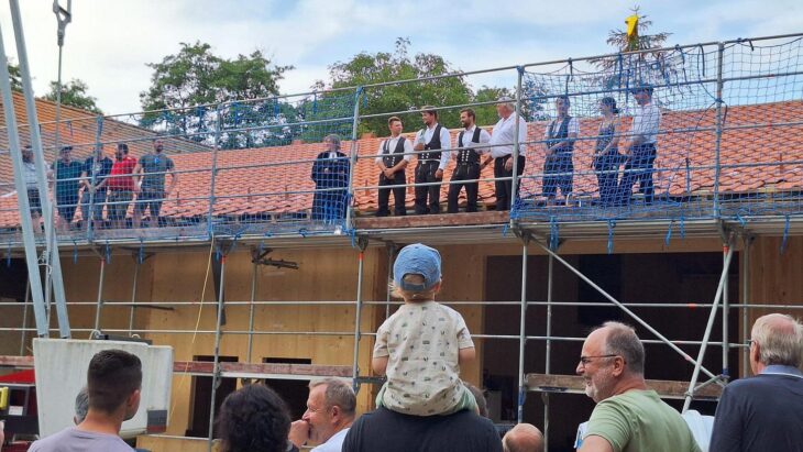 Viele Oberkrumbacher feierten mit den Ehrengästen am neuen Feuerwehrhaus mit angrenzendem Bogenschießstand Richtfest.