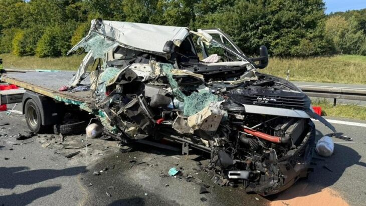 Der Kleintransporter wurde stark beschädigt und nahezu vollständig zerstört.