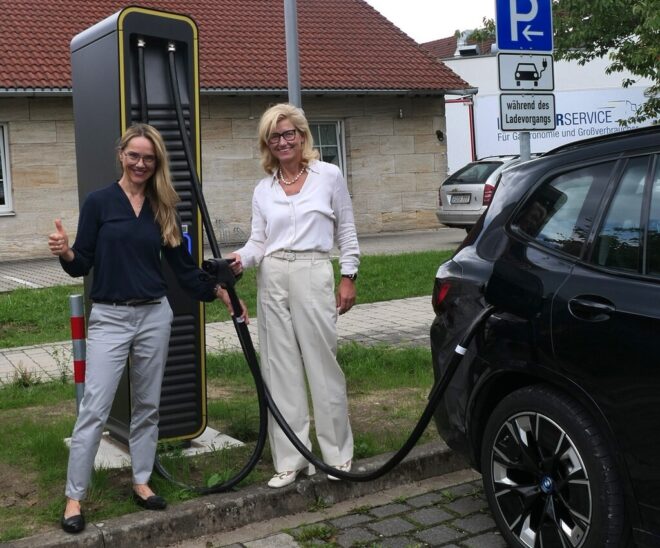 Sonja Olbrich (links) und Bürgermeisterin Ilse Dölle haben die neue Ladesäule bereits getestet.