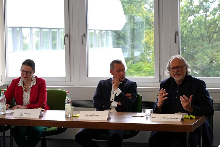 Prof. Dr. Dr. Heiner Bielefeldt (rechts) hielt zum Auftakt einen Impulsvortrag, Landrat Armin Kroder und die Gleichstellungsbeauftragte des Nürnberger Lands, Anja Wirkner, hören zu.