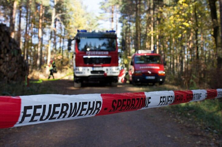 Wald- und Flächenbrände stellen die Feuerwehr oft vor besondere Herausforderungen – Landwirte können hier helfen. (Symbolbild).