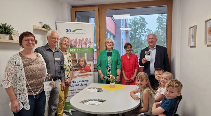 Bürgermeister Klaus Hacker machte sich ein Bild vor Ort zusammen mit Rektorin Sabine Teibach und SIS-Mitgliedern.