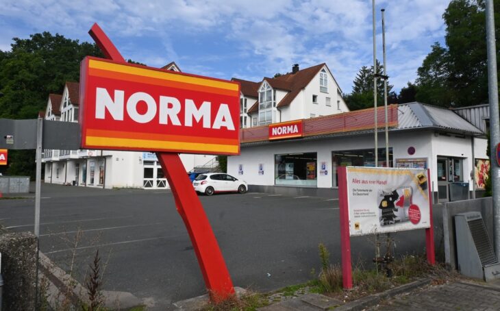 Die alte Norma am westlichen Ortsrand von Rückersdorf genügt nach Ansicht des Unternehmens heutigen Anforderungen nicht mehr.
