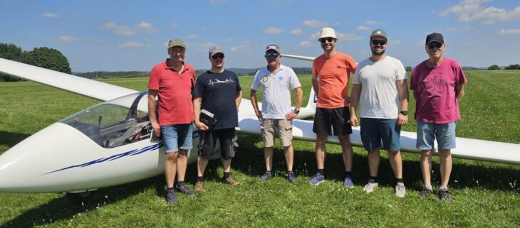Ralf Pahl, Bernhard Wenzel, Prüfer Michael Hofmann, Fluglehrer Tim Eusemann, Maurice Hufnagel und Fluglehrer Thomas Selz (von links) kurz nach der Landung des letzten Prüflings vor dem Schuldoppelsitzer ASK 21 .