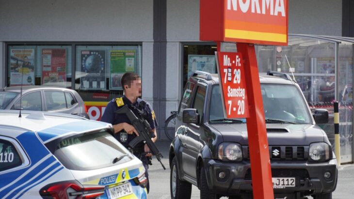 Unter anderem suchten Beamte der Polizei im Bereich der Norma in Feucht nach der verdächtigen Person.