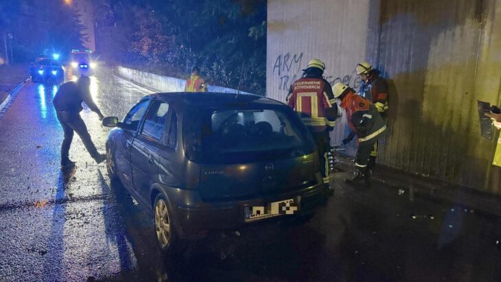 Wieder einmal ist ein Autofahrer während eines Unwetters in der Unterführung in der Schönberger Straße in Röthenbach stecken geblieben.