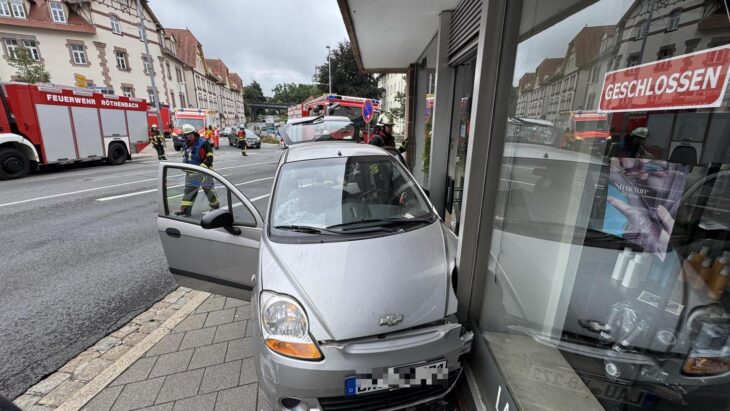 Spektakulärer Unfall am Samstagvormittag in Röthenbach: Eine Frau fuhr mit ihrem Auto in die Fassade eines Friseurgeschäfts.