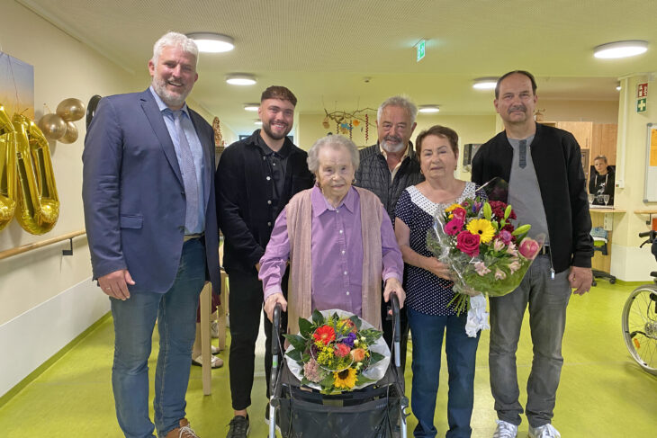 Hildegard Bräunlein (Bildmitte) im Kreise ihrer Familie und mit Bürgermeister Thomas Lang (links).