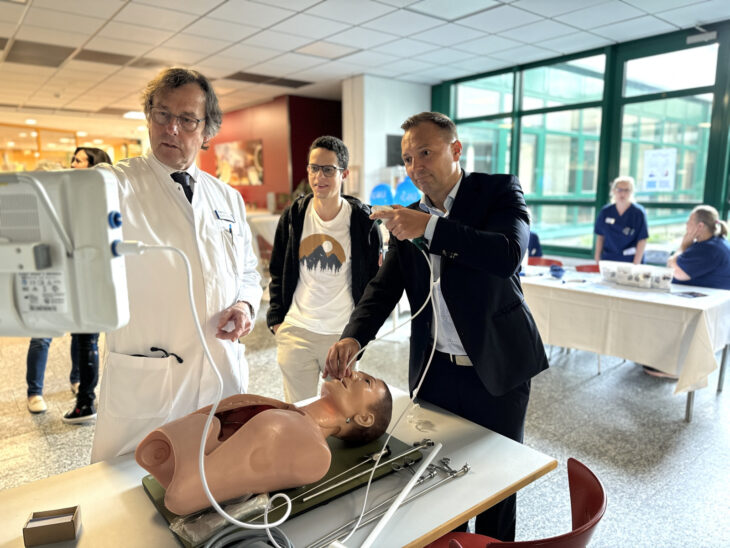 Chefarzt Dr. Dietmar Geiger (links) lädt zum Rummelsberger Lungentag Patienten und Interessierte ein. Neben zahlreichen Fachvorträgen besteht die Möglichkeit, selbst Hand anzulegen – wie hier am Modell bei einer Bronchoskopie.