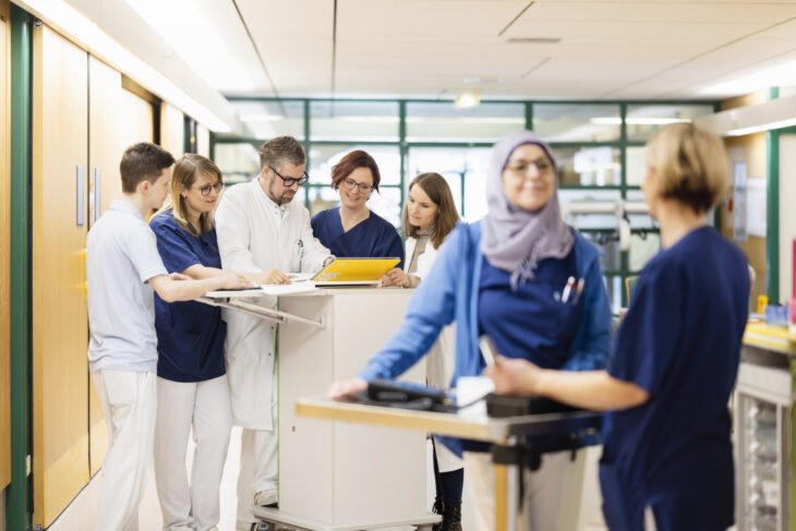 Chefarzt Dr. Matthias Ponfick (3.v.l.) lobt anlässlich des Internationalen Tages der Querschnittlähmung die Erkenntnisse der Studie und ist froh, dass das Behandlungsangebot und die Bettenzahl am Querschnittzentrum in Rummelsberg steigen. Seit 2019 wurden dort 3600 Patienten behandelt.