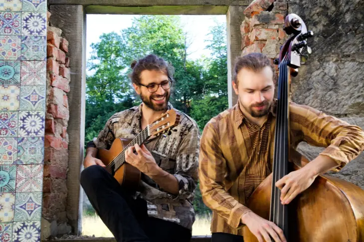 Das Duo Pantone besteht aus Dominik Schramm (klassische Gitarre) und Justus Böhm (Kontrabass).