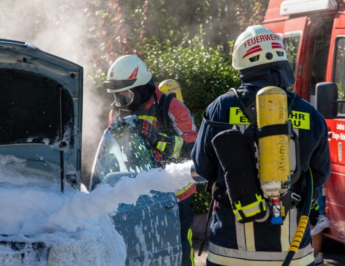 Live-Übung: Unter anderem führten die Ehrenamtlichen vor, wie sie bei einem Autobrand vorgehen.