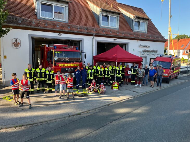 Der Soldatenverein Altensittenbach hat sich aufgelöst. Das verbliebene Vereinsvermögen ging unter anderem an die Feuerwehr vor Ort, die sich von der Spende einige Wünsche erfüllen konnte.