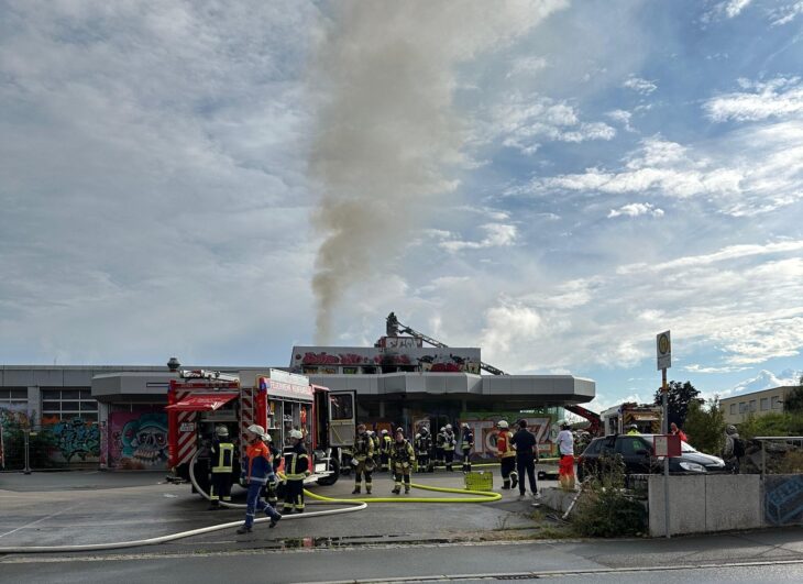 Die Rauchschwaden über dem ehemaligen Mercedes Scharrer in Altensittenbach waren weithin sichtbar.