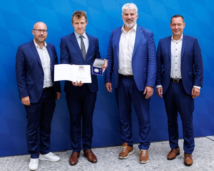 Felix Locke, Jakub Wrona, Thomas Lang und Armin Kroder (von links) bei der Courage-Verleihung.