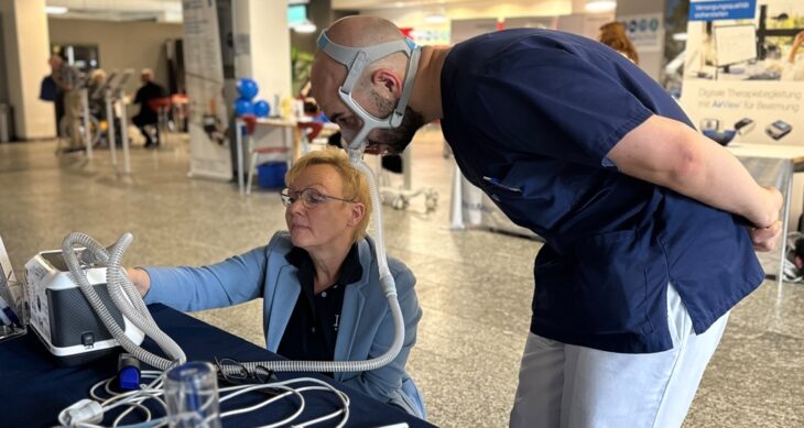 Wie moderne Technik zur Gesundheitsvorsorge beiträgt, zeigte sich beim Rummelsberger Lungentag: Besucher konnten Atemtherapiehilfen wie eine Vollgesichtsmaske testen und sich über Möglichkeiten der Früherkennung und Behandlung von Atemwegserkrankungen informieren.