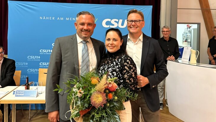 Markus Gleißenberg (links) mit seiner Frau Kerstin und dem CSU-Kreisvorsitzenden Norbert Dünkel nach der Nominierung zum Landratskandidaten.