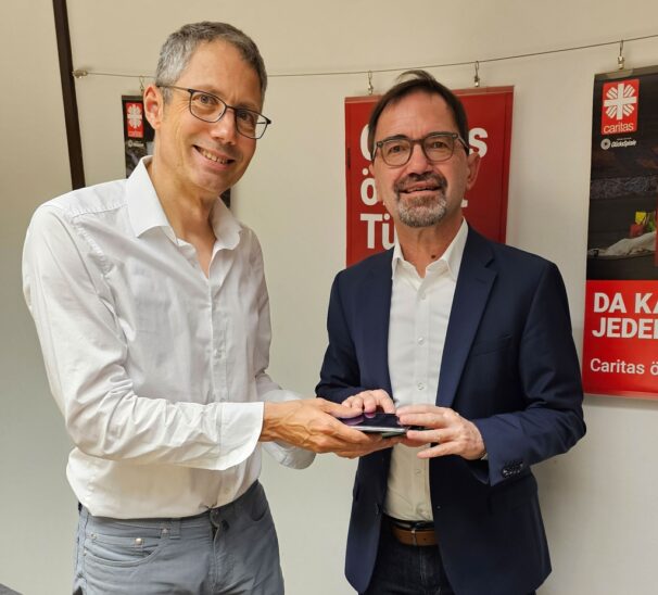 Michael Groß (links) bei der symbolischen Übergabe der Alt-Smartphones an Michael Endres.