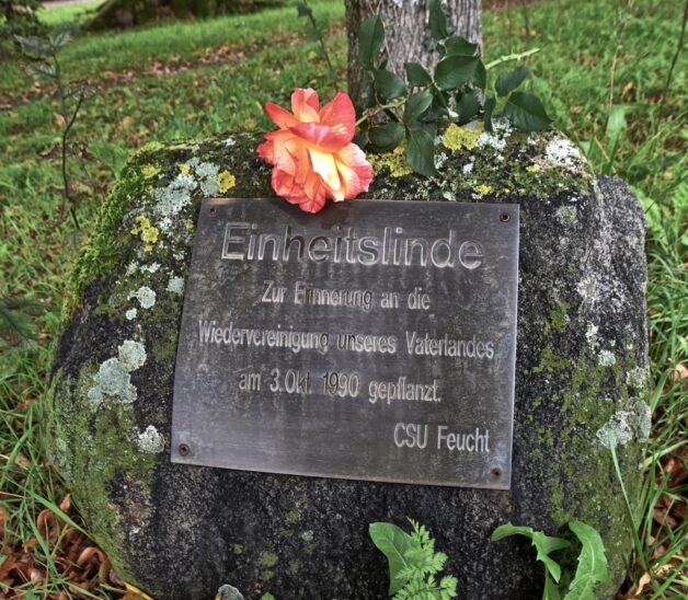 Zum ersten Jahrestag der Wiederververeinigung am 3. Oktober 1990 hat die Feuchter CSU eine Einheitslinde gepflanzt.
