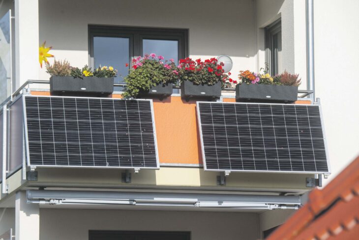 Mit dem Strom aus dem Balkonkraftwerk die Kaffeemaschine versorgen? Noch immer halten sich viele Mythen rund um PV-Strom. Foto: Stefan Sauer/dpa-tmn