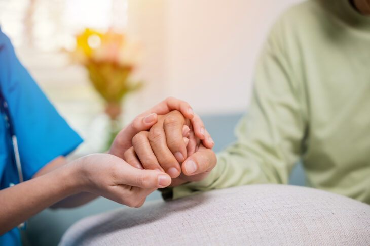 Die Zahl von Demenz betroffener Personen im Freistaat wächst weiter: Bis 2040 könnten es bis zu 380.000 Personen sein. (Symbolbild)