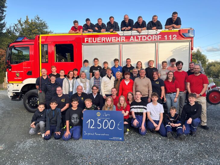 Vorfreude auf die Aktionen und strahlende Gesichter angesichts der Spende des Lionsclubs standen am Anfang des ersten Berufsfeuerwehrtages in Röthenbach.